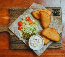 Жаренная моцарелла с ореховым соусом