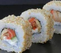 Ролл Аляска в кунжуте