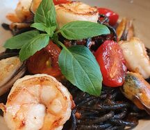 Спагетти Неро с чернилами каракатицы и морепродуктами