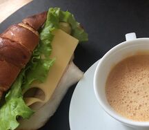 Круассан с ветчиной из индейки