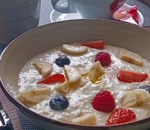 Овсяная каша с сезонными ягодами