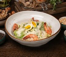 Салат Цезарь с креветками