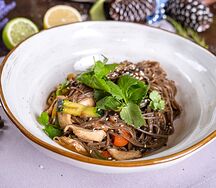 Гречневая лапша Wok с креветками