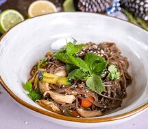 Гречневая лапша Wok с курицей