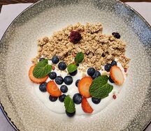 Йогурт с гранолой и свежими ягодами