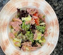 Салат с авокадо, свежими овощами и тунцом
