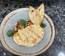 Хумус с помидорами и красным луком