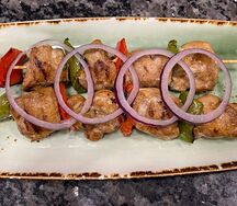 Куриный шашлычок на шпажках