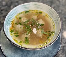 Куриный суп с лапшой и фрикадельками
