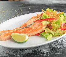 Стейк из лосося с микс-салатом