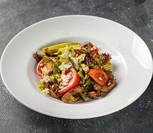 Теплый салат с говядиной