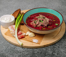 Борщ с говядиной и сальцем