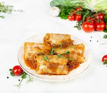 Голубцы с мясом в томатно-овощном соусе