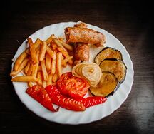 Колбаски гриль с овощами и фри
