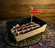 Вафли с клубничным вареньем