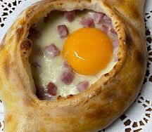 Лодочка по-аджарски с ветчиной