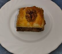 Пахлава с грецкими орехами и медом