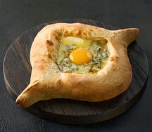 Хачапури по-аджарски с грушей и сыром горгонзола