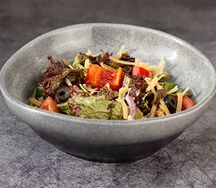 Салат овощной с сыром