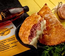 Чебурек с ветчиной и сыром
