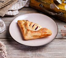 Слойка с вишней