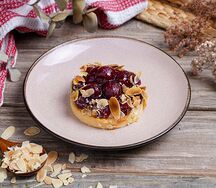 Корзинка с вишней