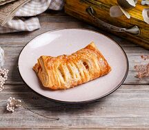 Слойка с яблоком