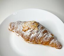 Круассан с миндалём
