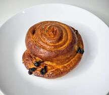 Улитка с изюмом и заварным кремом