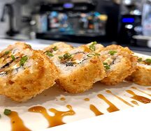 Горячий ролл Гурмэ с соусом Унаги