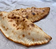 Закрытая мини-пицца кальцоне Четыре сыра