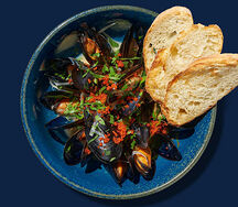 Кастрюлька мидий на белом вине