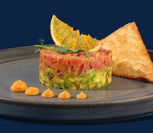 Тартар из тунца на подушке из авокадо