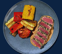 Тунец гриль в кунжуте с овощами гриль и перечным соусом