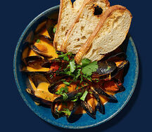 Кастрюлька мидий в соусе Том Ям