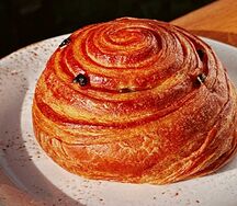 Улитка с изюмом и заварным кремом