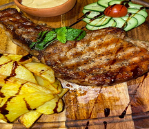 Стейк из свинины с запеченным картофелем