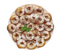 Мегапорция пончиков с корицей и сахарной пудрой