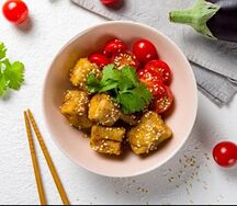 Хрустящие баклажаны с томатами черри в кисло-сладком соусе