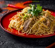 Вок с яичной лапшой и курицей