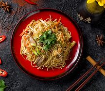 Вок с рисовой лапшой и курицей