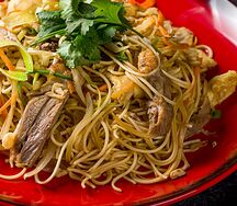 Вок с яичной лапшой и уткой