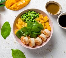 Поке с креветками, овощами и фруктами