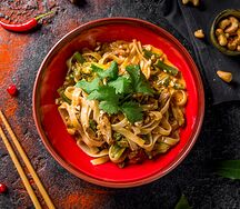 Удон с морепродуктами и тайским соусом