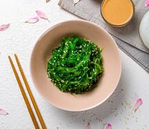 Чука салат с ореховым соусом