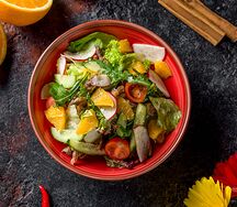 Салат с хрустящей курицей, овощами и фруктами