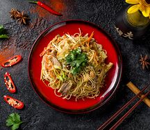 Вок с рисовой лапшой и морепродуктами