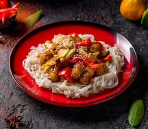 Фо сао с уткой по-пекински и овощами в сладко-остром соусе