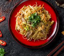 Вок с яичной лапшой и морепродуктами