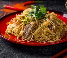 Вок с рисовой лапшой и уткой